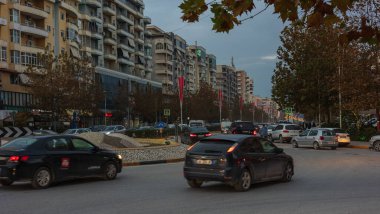 Öğleden sonra trafiği. Vlore Arnavutluk otoyolunda trafik sıkışık. Arabalar. Şehir manzarası. Trafiğin yoğun olduğu saatlerde şehir yolu trafiği. Yoldaki birçok araba trafiği yavaşlatıyor. Yayın 27 Kasım 2024