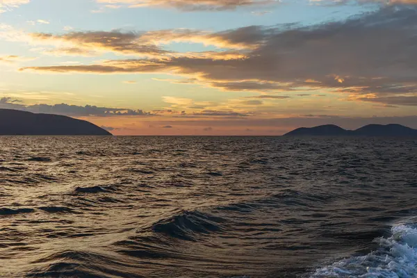 Günbatımı, Gökyüzü bulutları akşam, Orange ile deniz üzerinde, Sarı Altın güneş ışığı Altın saat dramatik kabarık bulutlar, Horizon deniz manzarası, alacakaranlık gökyüzü arkaplanı.