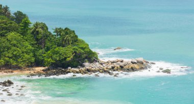 Küçük doğal göl manzarası. Yukarıdan bak. Doğal yaşam alanı Phuket. Tayland Phuket Adası doğayla iç içe. Ve turkuvaz suyu. Seyahat fotoğrafı. Doğayla çevrili bir göl..