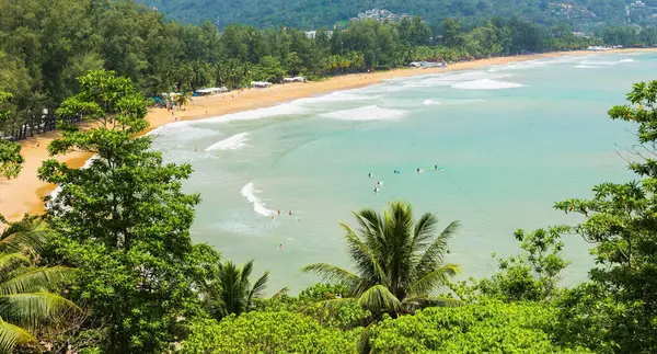 Küçük doğal göl manzarası. Yukarıdan bak. Doğal yaşam alanı Phuket. Tayland Phuket Adası doğayla iç içe. Ve turkuvaz suyu. Seyahat fotoğrafı. Doğayla çevrili bir göl..