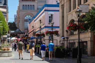 Victoria şehir merkezinde tarihi mimarisi olan şehir manzarası. Victoria BC, Kanada 'da bir alışveriş bölgesinde yürüyen insanlar. Sokak manzarası, seyahat fotoğrafı, editör - 21 Temmuz 2021