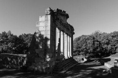 Agonothetic Anıtı 'nın Tympanum' u, Arnavutluk 'un Apollonia kentinin bir parçası. Antik Apollonia Arnavutluk kenti. Apollonia Arkeoloji Bölgesi. Seyahat fotoğrafı, siyah beyaz fotoğraf.