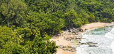 Küçük doğal göl manzarası. Yukarıdan bak. Doğal yaşam alanı Phuket. Tayland Phuket Adası doğayla iç içe. Ve turkuvaz suyu. Seyahat fotoğrafı. Doğayla çevrili bir göl..