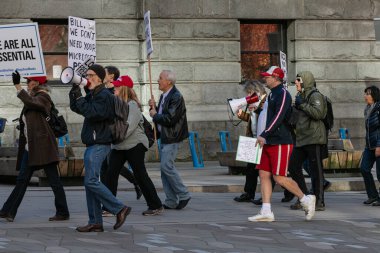 Anti-maske protestocuları COVID-19 ile ilgili tabelalar taşıyorlar. Kilitlenme karşıtı barışçıl protesto, aşı karşıtı ve maske karşıtı protestocular megafonlu bir gösteri düzenlediler. Vancouver Kanada-Kasım 1,2020