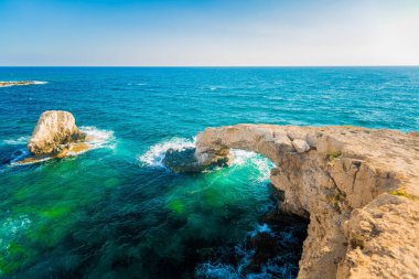 Kıbrıs 'ta Ayia Napa yakınlarında aşk köprüsü. Cape Greco 'daki Doğal Kaya Köprüsü oluşumu. Agia Napa ile Cavo Greco Ulusal Parkı arasındaki kıyı şeridindeki deniz mağaraları. Seyahat fotoğrafı, kimse yok.