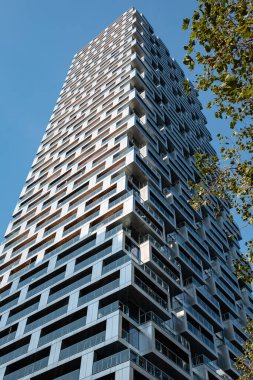 Vancouver House Building Canada, modern bir gökdelenin dikey görüntüsü. Danimarkalı mimar Bjarke Ingels tarafından tasarlanmış bir gökdelen. 14 Ekim 2022 'de Big-Travel tarafından bükülmüş kule fotoğrafı