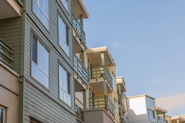Kuzey Amerika 'da yeni inşa edilmiş bir apartman. Apartman dairesi. İkametgah dairesi. Lüks daireler. Gayrimenkul. Kanada 'daki apartman evleri.