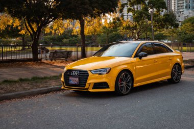 AUDI arabası yolda. Şehir caddesinde park edilmiş sarı Audi spor arabası. Şehir yolunda park etmiş sarı bir Audi 'nin görüntüsü. -Vancouver Canada-14 Ekim 2022