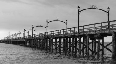Güney Surrey 'deki White Rock Tarihi İskelesi İngiliz Kolombiya Kanada' sı. Siyah ve Beyaz Panoramik fotoğraf. Beyaz Kaya su önü.
