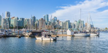 Kanada, British Columbia 'daki Stanley Park Seawall' dan Vancouver ve Vancouver Harbor manzarası. Stanley Park Ulusal Tarih Bölgesi. 9 Eylül 2022