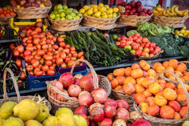 Meyveler, küçük marketlerde sebzeler, sokaklarda bölgesel gıda ürünleri sergilenen mini market. Açık hava pazarında çeşitli sebzeler satan taze pazar ürünleri.