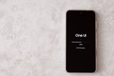 Android akıllı telefon LCD ekranındaki gelişmeleri güncelle. Samsung yazılım güncellemesi, Galaxy AI One UI güncellemesi. Android mobil işletim sisteminin optimize edilmesi süreci yazılım-Vlore Albania-Nov 20.2024