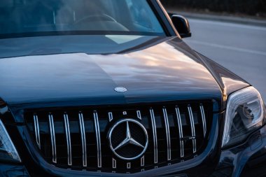 Mercedes Benz logosunu ve arabanın ızgarasını kapat. Ön manzara. Mercedes Benz araba pazarının satış raporu. Klasik arabada Mersedes-Benz logosu. Sokak fotoğrafı, no-Vlore Albania No: 27 2024