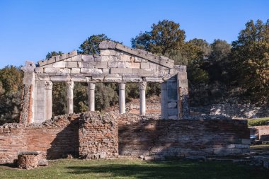 Agonothetic Anıtı 'nın Tympanum' u, Arnavutluk 'un Apollonia kentinin bir parçası. Apollonia Arnavutluk 'un antik şehir kalıntıları. Apollonia Arkeoloji Bölgesi. Seyahat fotoğrafı.