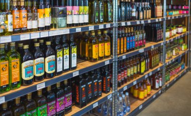 Kanada Britanya Kolumbiyası 'ndaki süpermarket raflarında farklı türde zeytinyağı ve diğer tür pişirme yağı satılıyor. 10 Ekim 2024