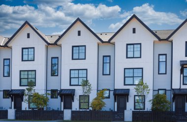 Vancouver BC 'deki yeni modern apartman binaları. Güneşli yaz gününde Kanada modern konut mimarisi. Hiç kimse, Vancouver BC 'deki sokak fotoğrafı. Gayrimenkul geliştirme. Kasaba evleri.