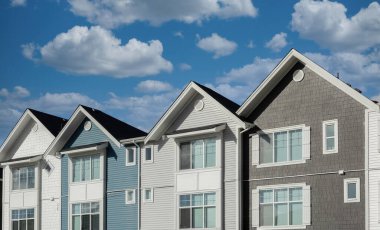 Kuzey Amerika 'da yeni inşa edilmiş bir apartman. Apartman dairesi. İkametgah dairesi. Lüks daireler. Gayrimenkul. Kanada 'da Düşük Kalite Apartman Evleri.