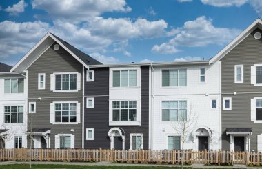Kuzey Amerika 'da yeni inşa edilmiş bir apartman. Apartman dairesi. İkametgah dairesi. Lüks daireler. Gayrimenkul. Kanada 'da Düşük Kalite Apartman Evleri.