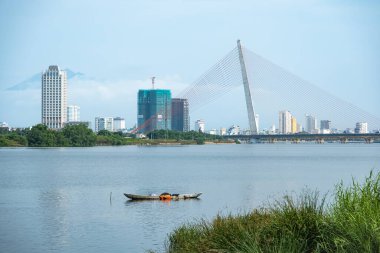 Tran Thi Ly Köprüsü ve Nguyen Van Troi Yürüyen Köprüsü. Da Nang Vietnam Tran Thi Ly köprüsü güzel bulutlu bir günde Han Nehri 'ni geçiyor. Somut Kablo Kalan Köprü. Seyahat fotoğrafı - 20 Mayıs 2024-Editör