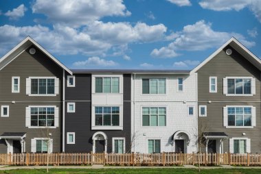 Kuzey Amerika 'da yeni inşa edilmiş bir apartman. Apartman dairesi. İkametgah dairesi. Lüks daireler. Gayrimenkul. Kanada 'da Düşük Kalite Apartman Evleri.