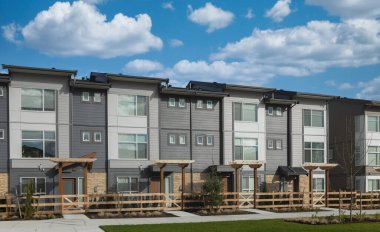 Kuzey Amerika 'da yeni inşa edilmiş bir apartman. Apartman dairesi. İkametgah dairesi. Lüks daireler. Gayrimenkul. Kanada 'da Düşük Kalite Apartman Evleri.