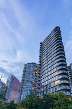 Manzaralı Vancouver finans bölgesi şehir merkezinde ufuk çizgisi. Yüksek Yükselen Modern Mimari. British Columbia Kanada 'da cam bina. Daire. Mimari tasarım.