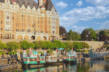 Victoria Adası, British Columbia, Kanada. Victoria Limanı ve Parlamento Binaları güneşli yaz gününde. Inner Harbor, Çevre turları ile popüler turizm merkezi, sokak yemekleri - 19 Temmuz 2022