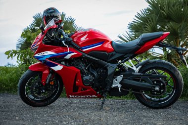 Kırmızı Honda Süper Spor Motosikleti. Yeni Honda CBR 650R motosikletinin yakın çekimi. Kaskla motosiklet ön görüntüsü. Far-Thailand Phuket-8 Temmuz 2024