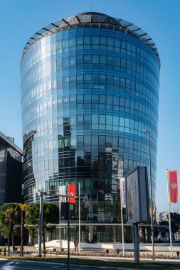 Modern kentsel Çağdaş Mimari Tasarım Cam Cephesi Podgorica Karadağ 'ı inşa ediyor. Bir alışveriş merkezinin dışı. Seyahat fotoğrafı, sokak manzarası - 19 Ocak 2025