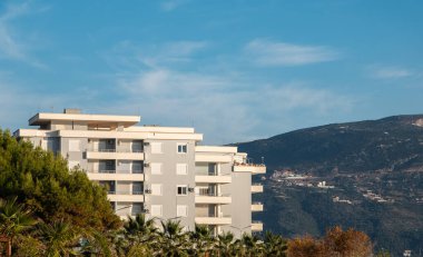 Modern apartman dairesi dış tarafı. Balkonlu yeni ev kompleksi inşaatı. Avrupa 'daki Modern Lüks Apartman Binası. Emlak ve konut mimarisi