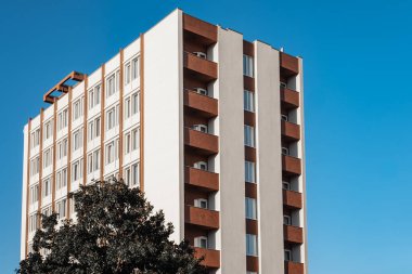 Modern apartman dairesi dış tarafı. Balkonlu yeni ev kompleksi inşaatı. Avrupa 'daki Modern Lüks Apartman Binası. Emlak ve konut mimarisi