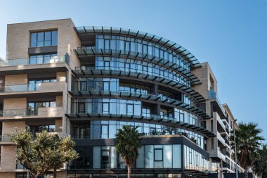 Modern apartman dairesi dış tarafı. Balkonlu yeni ev kompleksi inşaatı. Avrupa 'daki Modern Lüks Apartman Binası. Emlak ve konut mimarisi