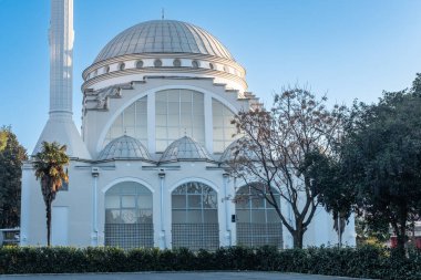 Al-Zamil Camii 'nin mavi gökyüzü geçmişi var. Şeyh Abdullah el Zevmil 'in Ebu Bekir Camii veya Şkoder Arnavutluk' taki Büyük Camii Xhamia e Madhe. Şehir merkezi Şkodra