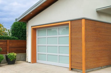 Vancouver, Kanada 'da garaj kapısı. Lüks evdeki garaj kapısı. Sokak fotoğrafı, hiç kimse, konut garajı. İzole edilmiş garaj kapısı. Buzlu camlı kapı.