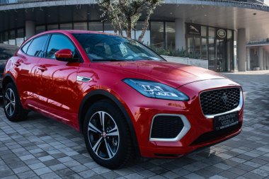 İngiliz otomobil üreticisi Jaguar tarafından yapılan kompakt lüks SUV. Satılık kırmızı bir Jaguar yeni bir araba, beş kapılı hatchback otomobil Podgorica Montenegro-19 Ocak 2025-Editör, sokak fotoğrafı
