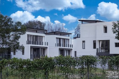 Yeni modern evler. Özel yapım ev tasarımı. Modern modern tarz evler. - Modern meskenler. Aile evleri. Kiralık evler. Hiç kimse. Gayrimenkul geliştirme,