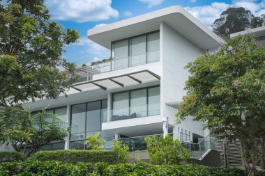 Yeni evler dış cephede. Özel yapım ev tasarımı. Güneşli bir günde modern modern tarz villalar. Modern meskenler. Aile evleri. Kiralık evler. Hiç kimse. Gayrimenkul geliştirme,