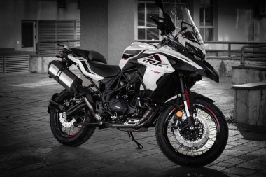 Benelli TRK 502X Touring Edition. Modern spor motosikleti Benelli TRX 502X Podgorica Montenegro 'da bir sokağa park etti. Başmakale, hiç kimse, sokak manzarası - 19 Ocak 2025