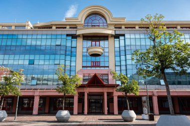 Karadağ 'ın Podgorica Meydanı' ndaki modern kentsel Çağdaş Mimari Tasarım Cam cephe binası. Modern mimari binasının dışı. Seyahat fotoğrafı, sokak manzarası - 19 Ocak 2025