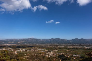 Arnavutluk 'un Doğu Avrupa kırsalında. Arnavutluk 'un çevresindeki dağlarla çevrili vadideki köylerin ve küçük kasabaların manzarası. Seyahat fotoğrafı, metin için boşluk kopyala