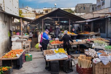 İnsanlarla birlikte mevsimlik sebzelerin sergilendiği yerel çiftçiler. Avrupa Köy pazarı. Ev yapımı organik gıda. Sağlıklı beslenme. Vlore, Arnavutluk 2 Aralık 2024