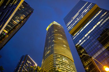 Aşağıdan gökdelenlere ve ofis binalarına bakıyorum. Geceleri alçak açılı gökdelenler. Toronto Kanada 'daki modern yüksek katlı ofis binalarının dışında. Seyahat fotoğrafı, kimse yok.