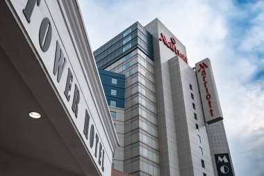 Marriot ve Tower Hotel dış cephe binası. Niagara Şelalesi 'ndeki otellerin düşük açılı görüntüsü. Seyahat fotoğrafı, 15 Temmuz 2023.