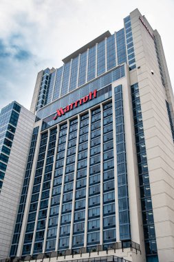 Marriot ve Tower Hotel dış cephe binası. Niagara Şelalesi 'ndeki otellerin düşük açılı görüntüsü. Modern mimari. Seyahat fotoğrafı, 15 Temmuz 2023.