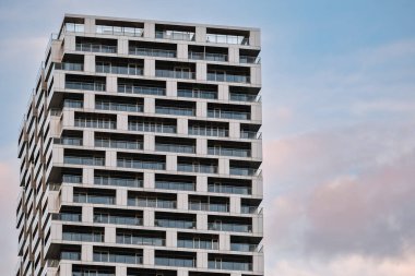 Şehir kondominyum binası. İzole yapılar emlak yatırım temaları için mükemmel. Konut kullanımı için apartmanları olan yüksek katlı modern binalar. Çok katlı bir bina cephesi