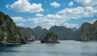 Cat Ba Adası 'ndan güzel Lan Ha Körfezi manzarası. Lan Ha Koyu UNESCO Dünya Mirası Bölgesi. Kuzey Vietnam 'da çok güzel bir doğa harikası. Doğal kaya oluşumu..