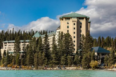 Louise Gölü ve Fairmont Chateau Oteli, Alberta, Kanada, Banff Ulusal Parkı manzarası. Seyahat fotoğrafı, seçici odak