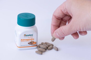 Ashwagandha kapsülleri dozajı, el hapları ve vitamin kavanozu, tıbbi vücut ve zihin desteği. Himalaya Ashvagandha Genel Sağlık İlavesi. Goa Hindistan Şubat 22.2025