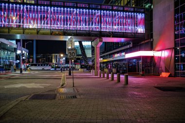 Scotiabank gece logosu aydınlatıyordu. Scotiabank Arena 'nın dışındaki dijital reklam. Toronto Kanada 'daki Scotia Bank buz hokeyi stadyumunda. Tarihi eser, seyahat fotoğrafı, editör - 15 Temmuz 2023