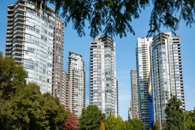 Konut bölgesinde çok katlı apartman kompleksi. Mavi gökyüzü üzerinde inşa edilmiş yeni binalar. Vancouver Canada 'da yüksek konutlu binaların şehri. Modern Apartman Binası